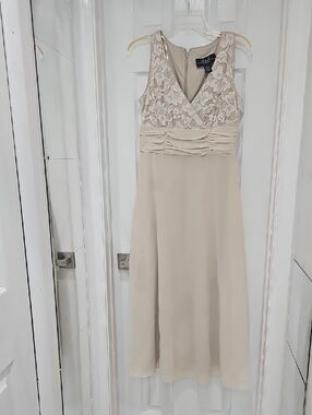 Sleeveless Lace Bodice V-Neck Midi Dress in Champagne